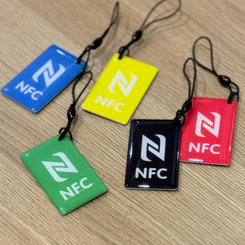 بطاقات NFC ملونة